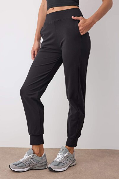 Trendyol Collection Black Brushed Soft Fabric Pocketed Sports Knitted Sweatpants Thmaw26Ea00002