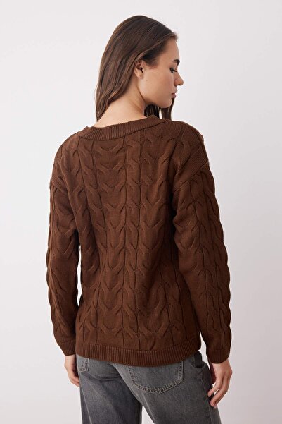 Trendyol Collection Πιο βιώσιμο πλεκτό πουλόβερ με λαιμόκοψη καφέ TWOAW26KZ00126