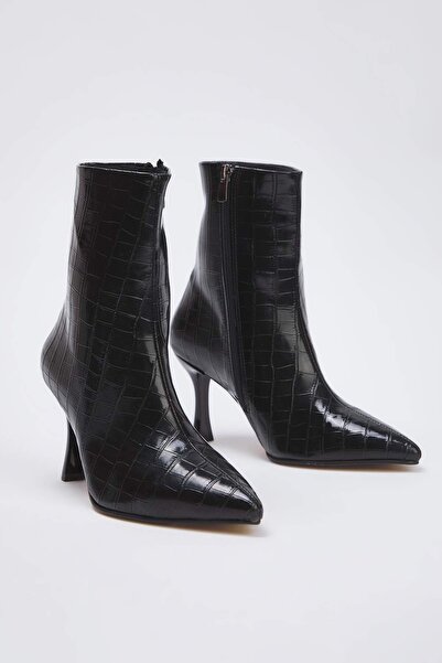 TRENDYOL SHOES Černé dámské kotníkové boty na tenkém podpatku s vzhledem krokodýlí kůže
TAKAW26BO00058