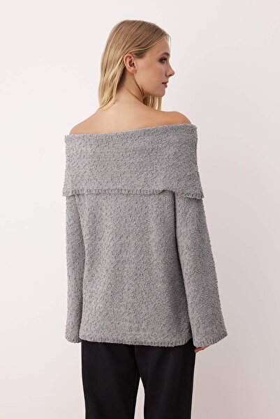 Trendyol Collection Anthrazitfarbener Strickpullover mit Carmen-Kragen und Struktur TWOAW26KZ00210