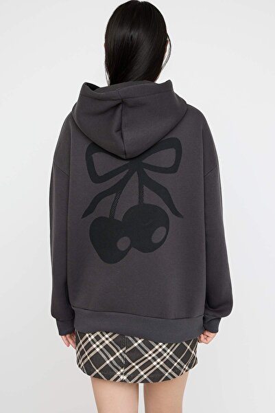 Trendyol Collection Anthracite Oversize/Wide Fit Cherry Back Printed Thick Fleece Inside Knitted Sweatshirt Twoaw26Sw00019