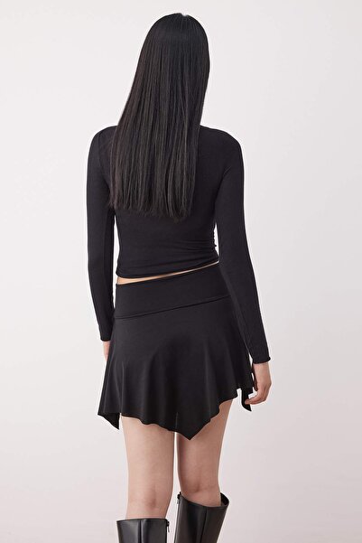 Trendyol Collection Μαύρη ασύμμετρη μίνι πλεκτή φούστα με λεπτομέρεια αξεσουάρ TWOSS25ET00214