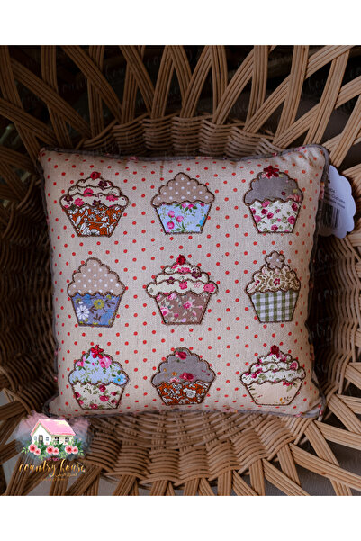 Isabelle Rose Home وسادة بتصميم كب كيك من إيزابيل روز