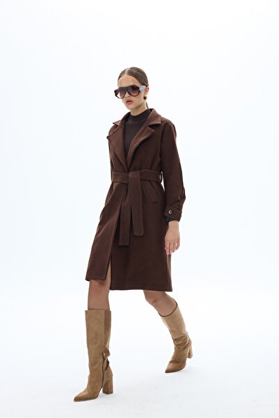 SevdeUgur Hnědý kabát s páskem a knoflíky na rukávech / Sevde Ugur