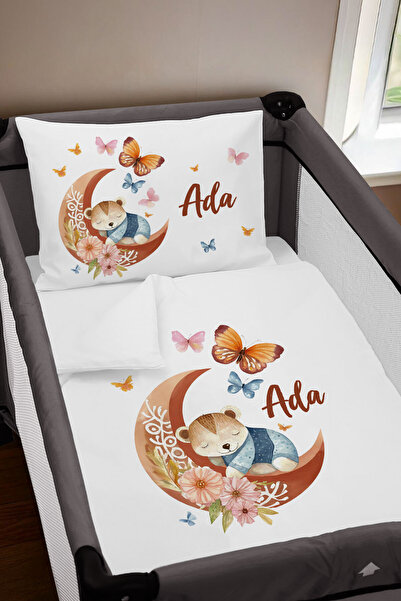 Homamia İsme Özel 75x120 Park Yatak Beşik Nevresim Takımı Aydaki Kelebekli Ayı