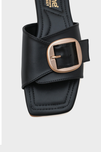 Capone Outfitters Γυναικείες παντόφλες Kathy με μεταλλική πόρπη με ίσια τακούνι, αμβλύ μύτη