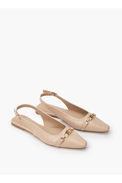 Flora Bella by Shoexpress صندل بتفاصيل سلسلة منقوشة مع إغلاق بإبزيم