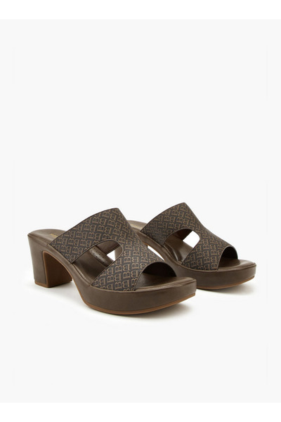 Flora Bella by Shoexpress صندل بطبعة مونوغرام مع كعب عريض