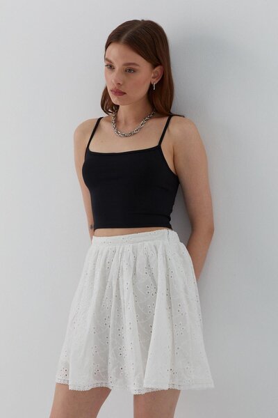 MARKALİSTE Броде Детальна міні-спідниця з шортами Біла