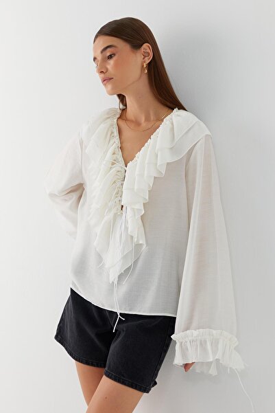 MARKALİSTE Μπλούζα με κορδόνια με βολάν σε λαιμόκοψη V εκρού