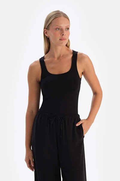 Dagi Top negru cu guler în U adânc