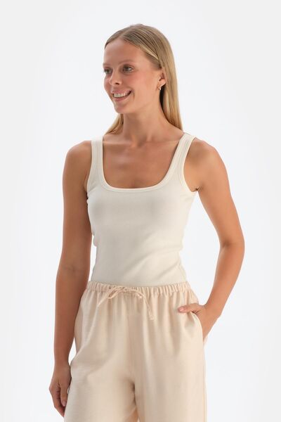 Dagi قميص داخلي من القطن الممشط باللون الأبيض الفاتح