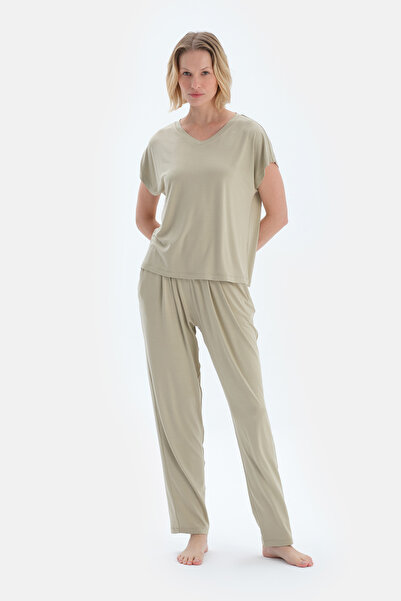 Dagi طقم بيجامة بنطال تي شيرت مطوي برقبة على شكل حرف V من Island Tea