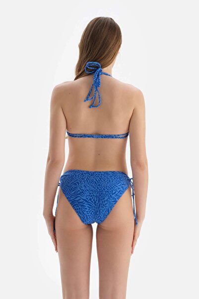 Dagi Góra od bikini w kształcie małego trójkąta w niebieskim kolorze