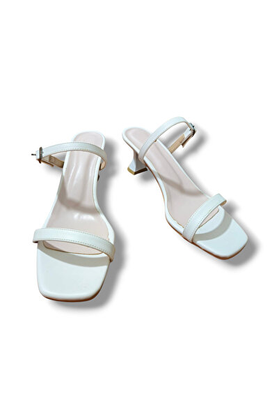 BARONES SHOES صندل نسائي أبيض بحزام واحد - تصميم أنيق بإبزيم