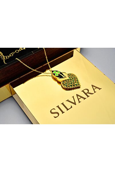 SOFT ZÜMRÜT TAŞLI YONCA KOLYE 925 AYAR GÜMÜŞ 18 AYAR ALTIN KAPLAMA ÖZEL AHŞAP KUTULU