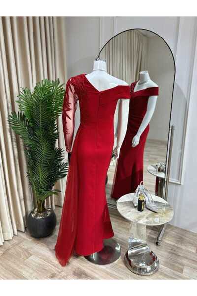 Diva style Off-shoulder evening dress with luxurious embroidery