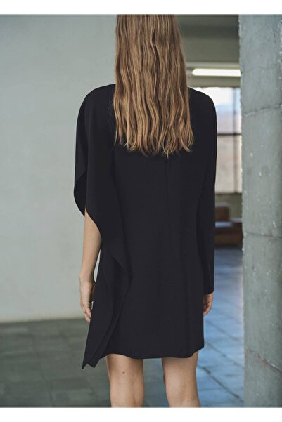 MANGO Woman Yüksek yaka asimetrik kollu elbise