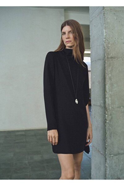 MANGO Woman Yüksek yaka asimetrik kollu elbise