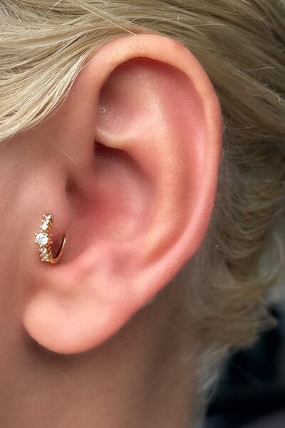 TAKIŞTIR Altın Renk Taş Detaylı Çelik Halka Tragus/Kıkırdak Küpe/Piercing (Tek)