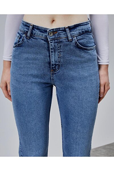 Butik PAÇA KESİK LİKRALI JEAN PANTALON