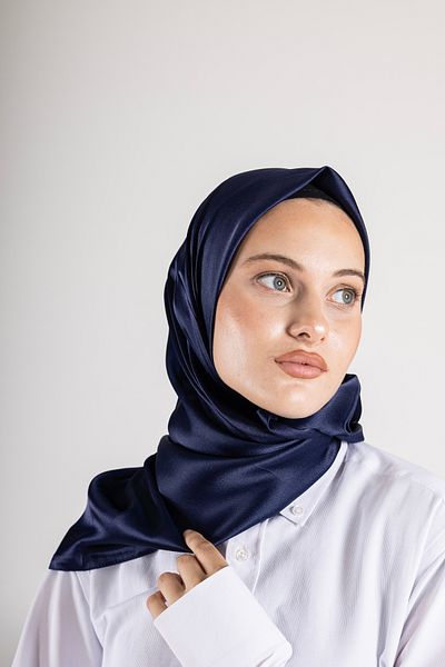 Akel Plain Crystal Fabric Scarf - Non-Slip, Stylish, Tok Standing |   Daily & Evening Dress Compatible