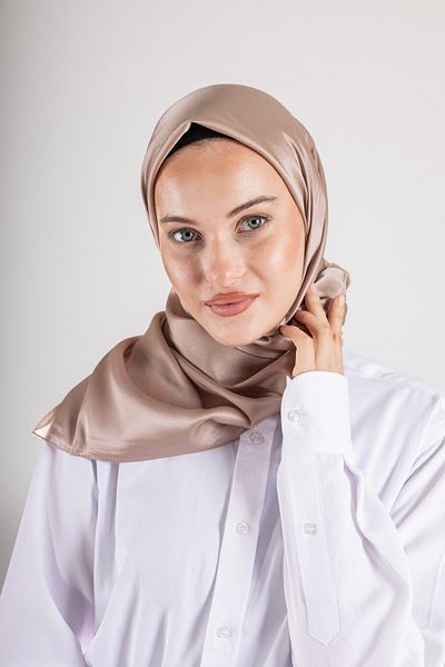 Akel Plain Crystal Fabric Scarf - Non-Slip, Stylish, Tok Standing |   Daily & Evening Dress Compatible