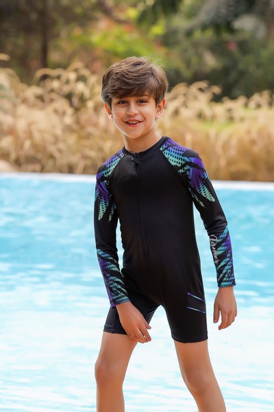 La Mer Boys' swimsuit with a sporty design that covers the body and provides protection and flexibility during movement.