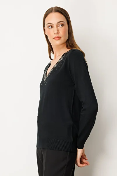 ON V-Neck Sweater with Stone Collar
