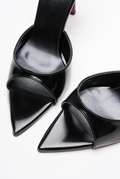 Ayakkabı Ateşi Γυναικείες μυτερές παντόφλες με λεπτό τακούνι Sona Μαύρο λουστρίνι