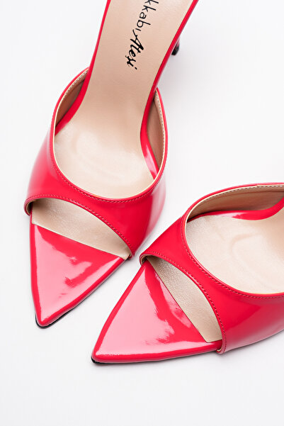 Ayakkabı Ateşi Γυναικείες μυτερές παντόφλες με λεπτό τακούνι Sona Red Patent Leather
