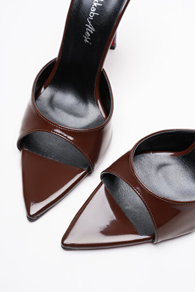 Ayakkabı Ateşi Γυναικείες μυτερές παντόφλες με λεπτό τακούνι Sona καφέ λουστρίνι