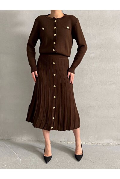 URİS طقم تريكو مكون من سترة وتنورة متوسطة الطول بلون بني مرير مع تفاصيل الأزر...