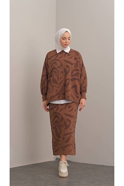 Suede Style 40702 - طقم نسائي أنيق ومريح من التريكو بنمط لامع يتكون من تنورة ...