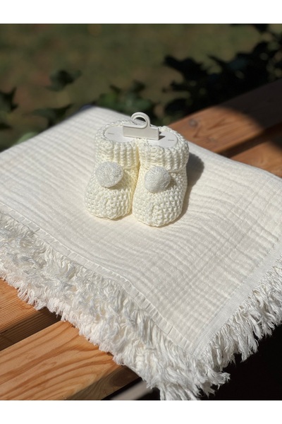 BETSY STUDIO Ecru XL Muslin Baby Blanket (120X120Cm) & Newborn Knitwear Ecru Booties Set