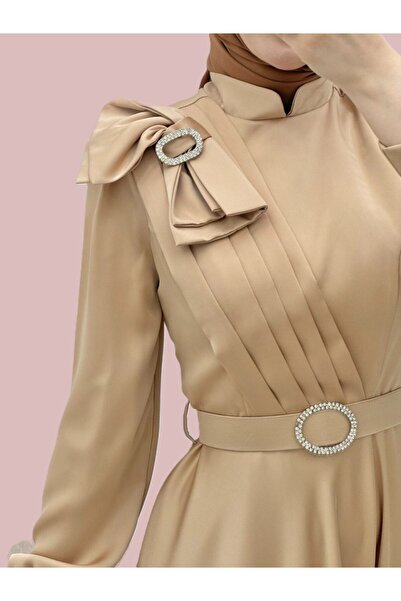 NAYBER FASHİON KADIN ŞIK TASARIM FİYONKLU TAŞLI KEMERLİ BROŞ DETAYLI SATEN ELBİSE