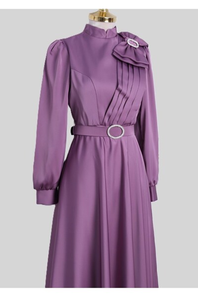 NAYBER FASHİON KADIN ŞIK TASARIM FİYONKLU TAŞLI KEMERLİ BROŞ DETAYLI SATEN ELBİSE