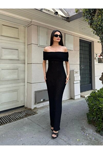 URİS فستان طويل بياقة مادونا مكشوف الكتفين ومزين بتفاصيل منقوشة باللون الأسود...