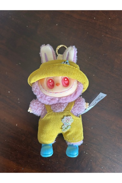 Pop Mart Labubu anahtarlık şık kıyafetli ve çanta aksesuarı