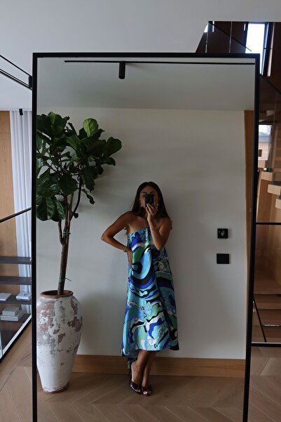 Özge Özgenç Aksesuar Detaylı Desenli Saten Elbise