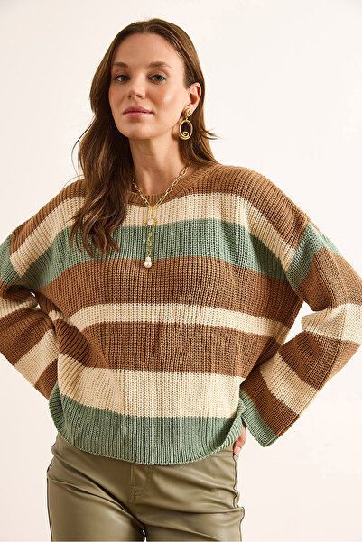 Olalook Γυναικείο πλεκτό πουλόβερ με λαιμόκοψη καμηλό χρώματος Σελανικής με ρίγες KZK-19000976