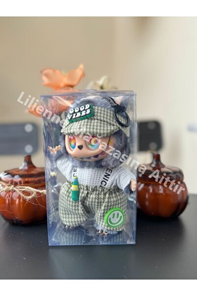 LİLİ ENNEE Lilienne Elbiseli Labubu Anahtarlık ( Görselin aynısı gönderilecektir. )