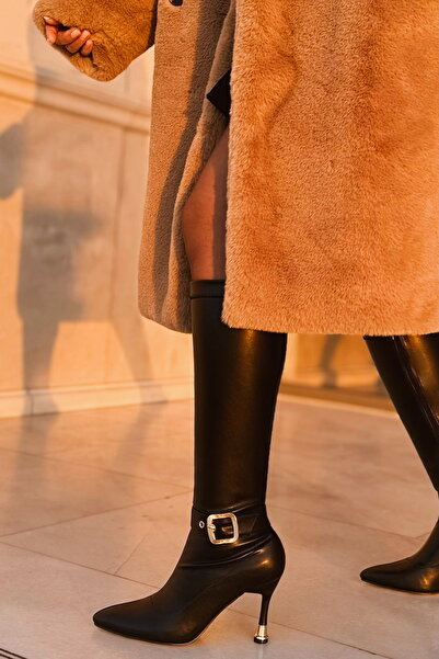 POLKA STORE Γυναικεία μποτάκια με λεπτομέρεια με αγκράφα, λεπτό τακούνι κάτω από το γόνατο, με μυτερή μύτη, μαύρο δέρμα