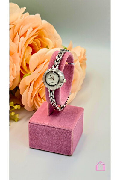 Moond Accessories ساعة نسائية بسيطة من الفولاذ باللون الفضي