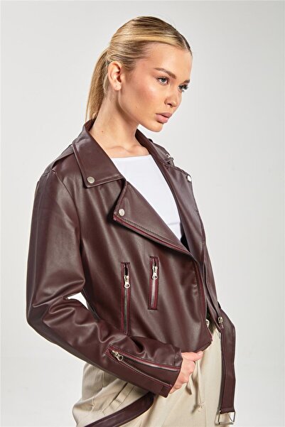 BARRELS AND OIL معطف نسائي من الجلد الصناعي بياقة مزدوجة - أحمر كلاريت