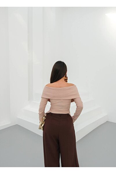 Butik Beyza Madonna galléros blúz fém kiegészítőkkel