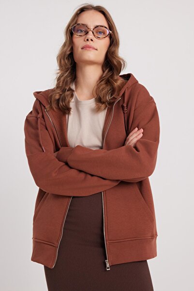 Tudors Γυναικείο φούτερ με κουκούλα καφέ χρώματος με διπλή τσέπη με φερμουάρ και εσωτερικό βαμβακερό φλις