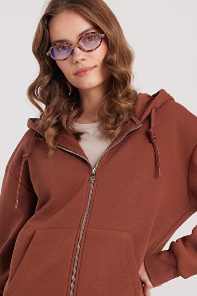 Tudors Γυναικείο φούτερ με κουκούλα καφέ χρώματος με διπλή τσέπη με φερμουάρ και εσωτερικό βαμβακερό φλις
