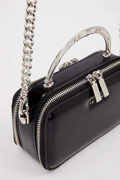 Levidor Τσάντα ώμου με λεπτομέρεια από μαύρο μεταλλικό λουράκι