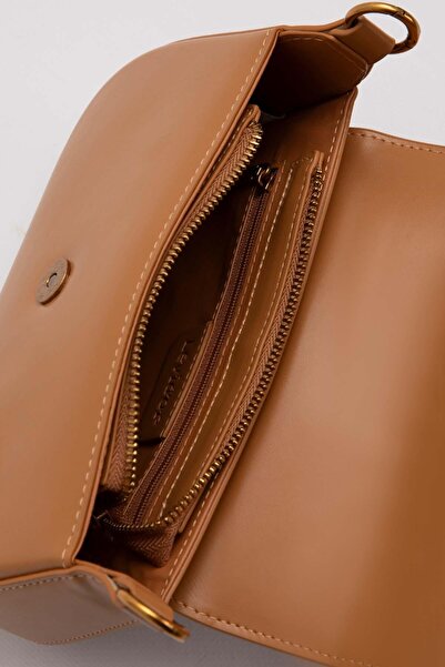 Levidor Brown Wide Chain Accessory Shoulder Bag